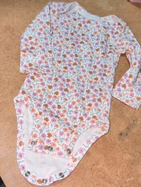 ❤️‍🔥10/$10❤️‍🔥 Baby Carter's Pink & Orange Long Sleeve Floral Onesie Size 6M
